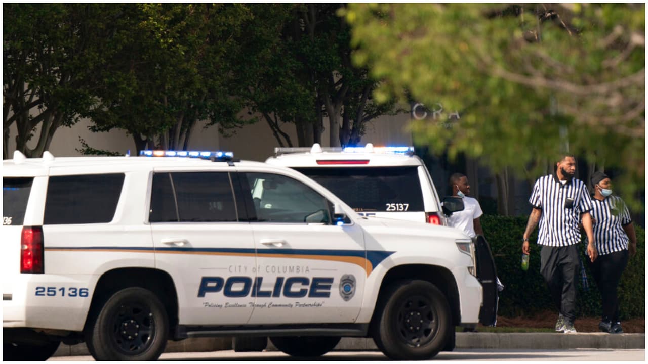 Las autoridades siguen replegadas en el lugar de los hechos
<b>evaluando la escena</b> y confirmaron que la llamada a la línea de emergencia se efectuó a las 2:03 de la tarde sobre un tiroteo cerca a una de las tiendas de ropa GAP y que de inmediato varias fuerzas del orden acudieron al sitio, pues el lugar lo cubren varias jurisdicciones.