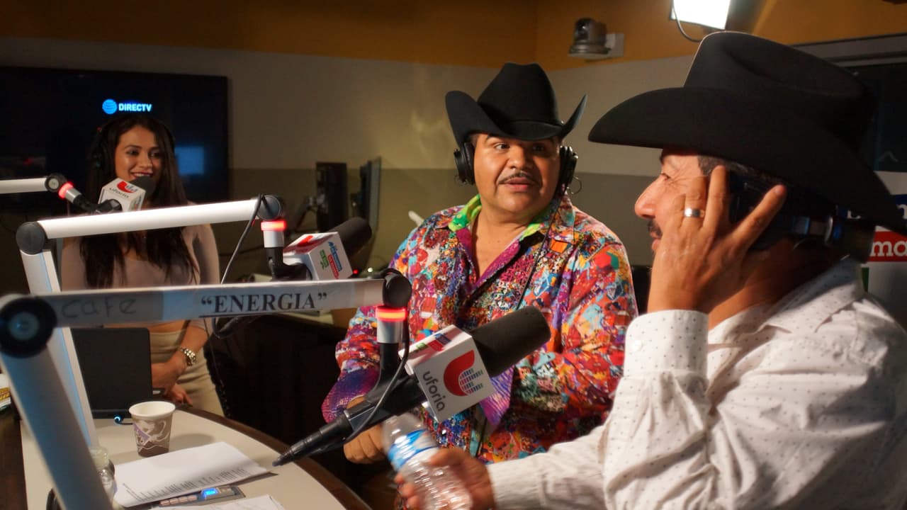 Chuy Lizarraga estreno su canción 'Casada o no' al lado de 'El Bueno, La Mala y El Feo'.