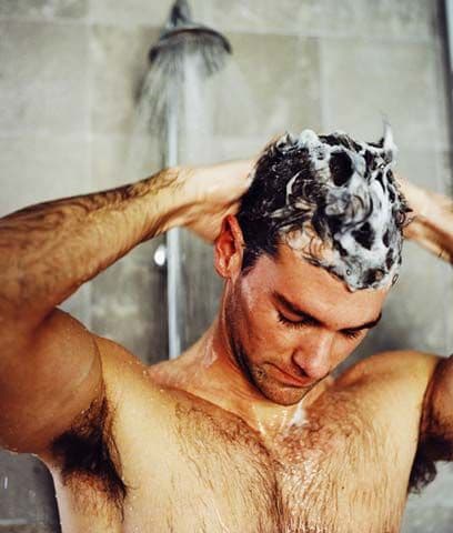 4. Cuida el agua"Toma duchas más cortas y cierra el agua cuando cepilles tus dientes", recomienda la Coordinadora Sustentable de UC San Diego. Un motivo fuerte: una ducha dos minutos más corta ahorra 5 galones de agua al día y mantener cerrada el agua mientras te cepillas, otros 3 galones, según Gustavo Plascencia. Si, además, lavas tu ropa con el lavarropas lleno, ahorrarás hasta 50 galones por lavado.