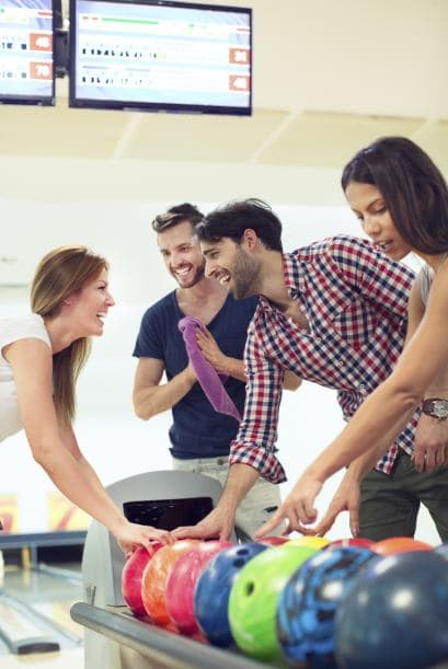 Para elegir la bola adecuada, coloca tu pulgar en el hoyo y apoya tus otros dedos sobre los demás agujeros (no dentro).