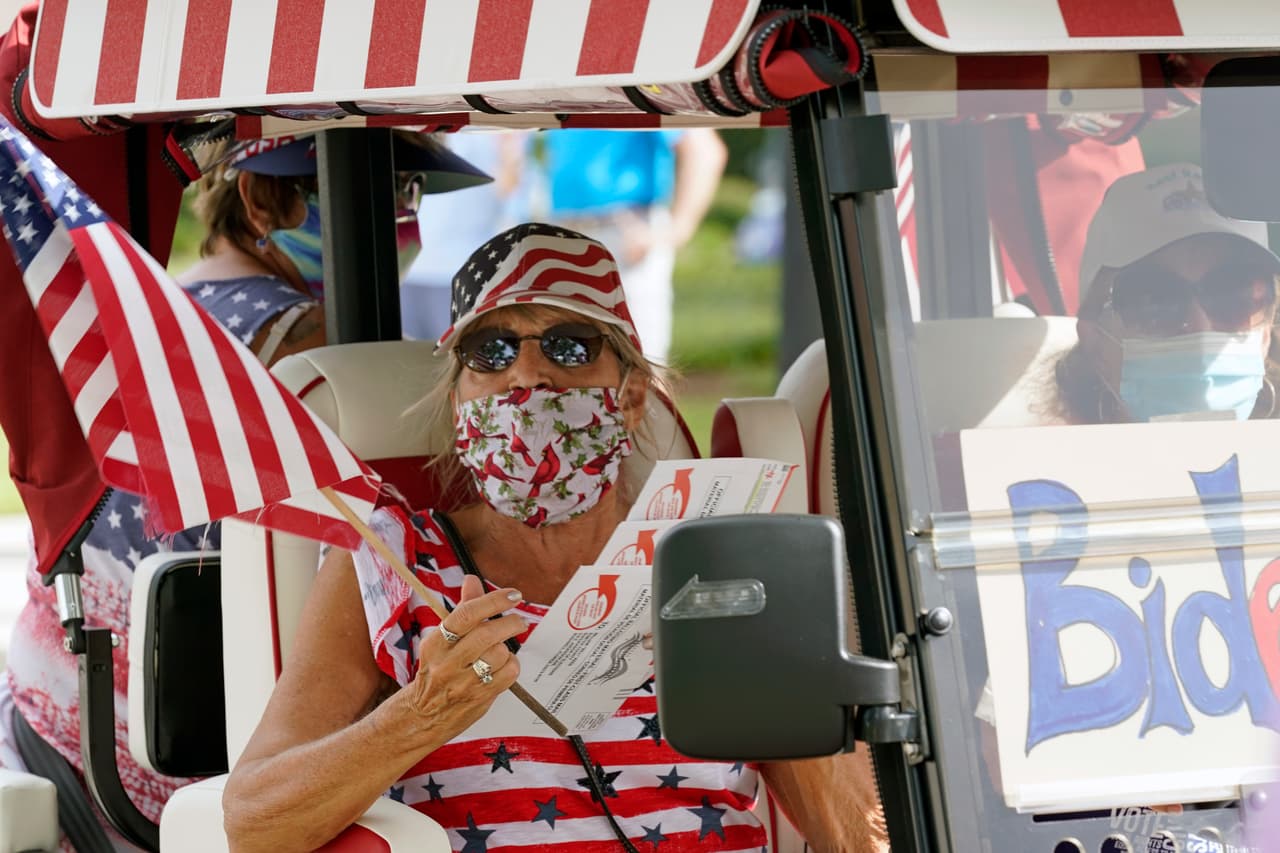 Se trata de residentes de 'The Villages', la mayor comunidad de jubilados del país, ubicada en el centro Florida, y cuyos carritos de golf suelen estar adornados con lemas y símbolos en apoyo al presidente Trump.