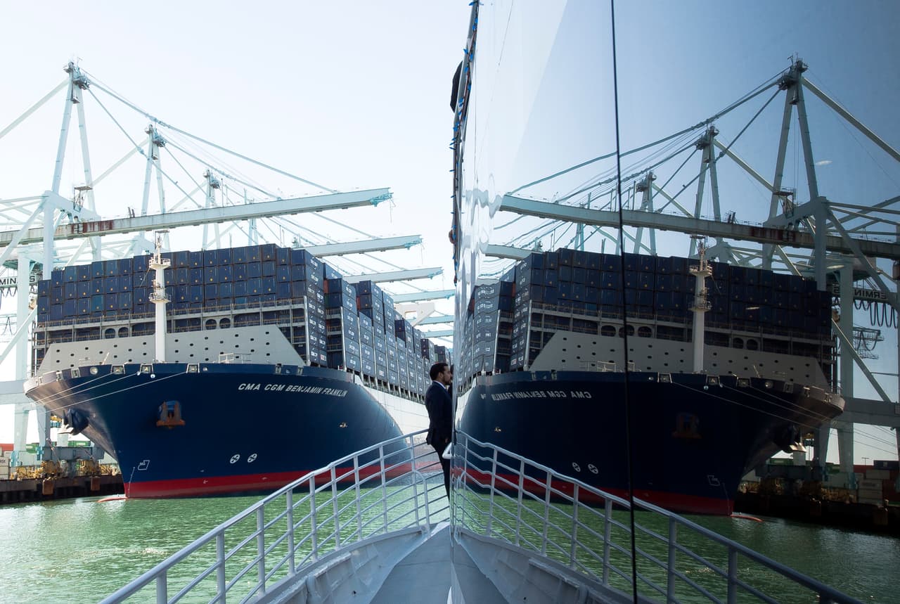 El gigante buque portacontenedor “Benjamin Franklin” llegó este fin de semana al Puerto de Los Ángeles, convirtiéndose en el más grande que ha hecho escala en un embarcadero de Estados Unidos. Este titánico barco contenedor es más largo que el edificio Empire State de Nueva York y es más ancho que un campo de fútbol americano.