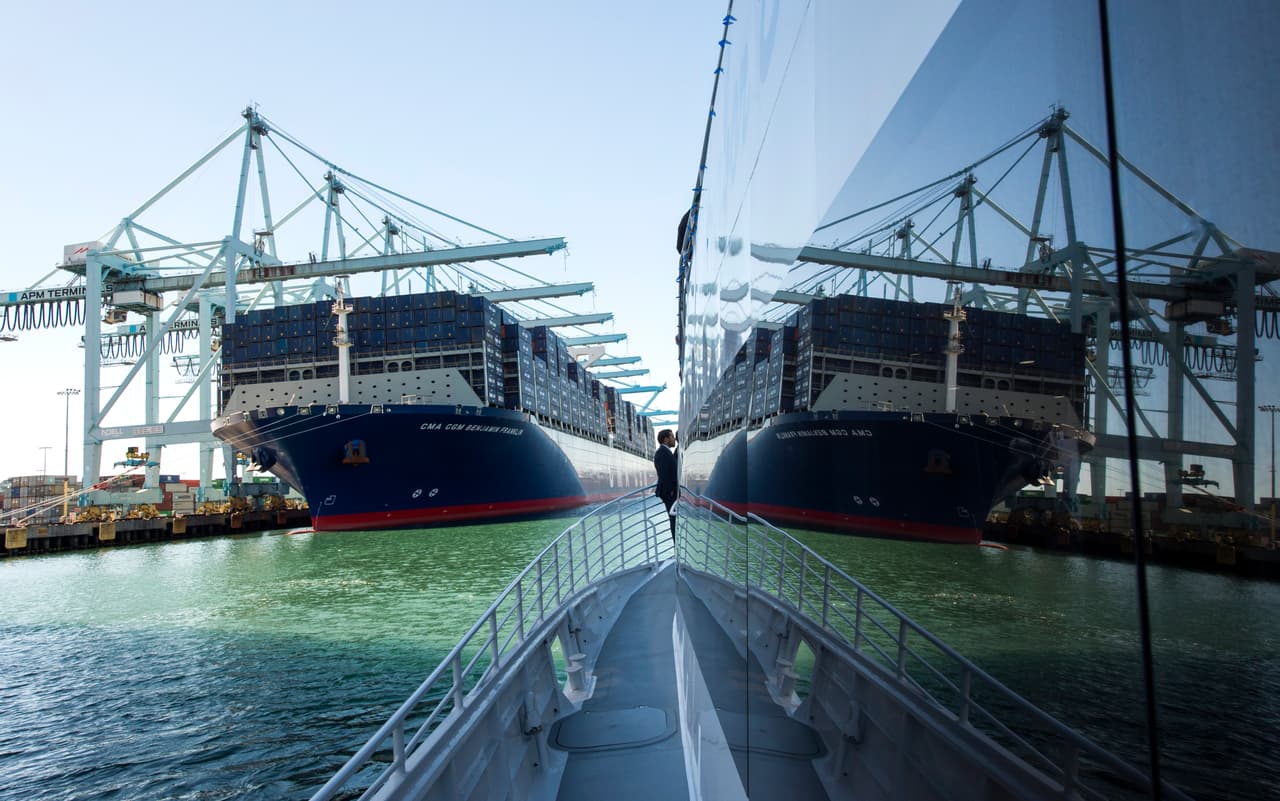 El gigante buque portacontenedor “Benjamin Franklin” llegó este fin de semana al Puerto de Los Ángeles, convirtiéndose en el más grande que ha hecho escala en un embarcadero de Estados Unidos. Este titánico barco contenedor es más largo que el edificio Empire State de Nueva York y es más ancho que un campo de fútbol americano.
