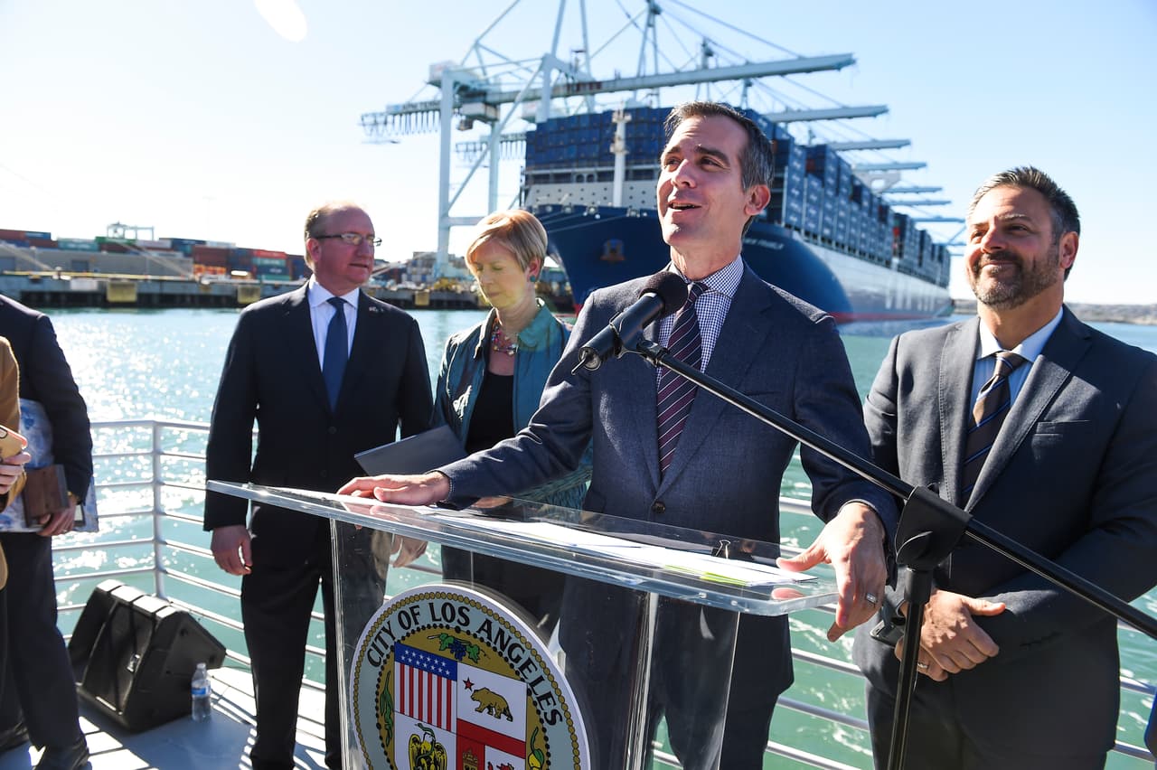 El gigante buque portacontenedor “Benjamin Franklin” llegó este fin de semana al Puerto de Los Ángeles, convirtiéndose en el más grande que ha hecho escala en un embarcadero de Estados Unidos. Este titánico barco contenedor es más largo que el edificio Empire State de Nueva York y es más ancho que un campo de fútbol americano.