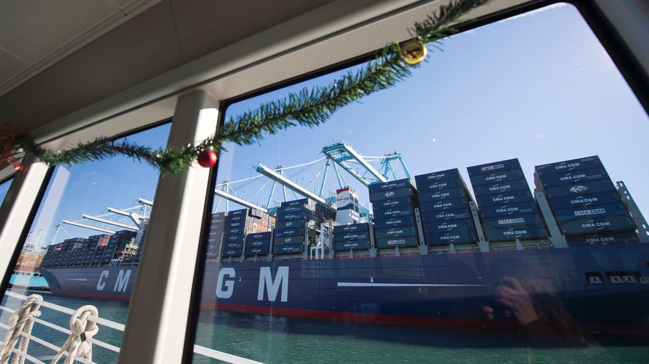 El gigante buque portacontenedor “Benjamin Franklin” llegó este fin de semana al Puerto de Los Ángeles, convirtiéndose en el más grande que ha hecho escala en un embarcadero de Estados Unidos. Este titánico barco contenedor es más largo que el edificio Empire State de Nueva York y es más ancho que un campo de fútbol americano.