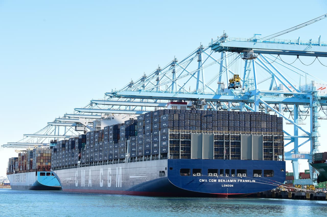 El gigante buque portacontenedor “Benjamin Franklin” llegó este fin de semana al Puerto de Los Ángeles, convirtiéndose en el más grande que ha hecho escala en un embarcadero de Estados Unidos. Este titánico barco contenedor es más largo que el edificio Empire State de Nueva York y es más ancho que un campo de fútbol americano.
