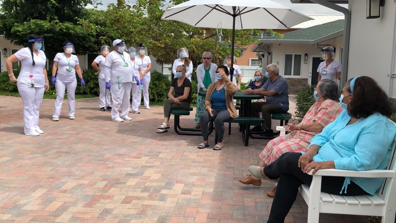 Los residentes y empleados recibieron las mascarillas este martes en la mañana.
<br>