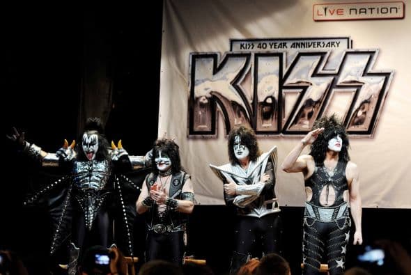 A dos meses de celebrar su entrada en el Hall de la Fama, la banda de rock de todos los tiempos se prepara para la mega gira en Estados Unidos. La extravagante banda anunció en Houses of Blue en Los Ángeles su próxima agenda de conciertos "2014 Heroes Tour' en el país, junto a Def Leppard otra de las súper bandas del género Hard Rock y Heavy Metal.