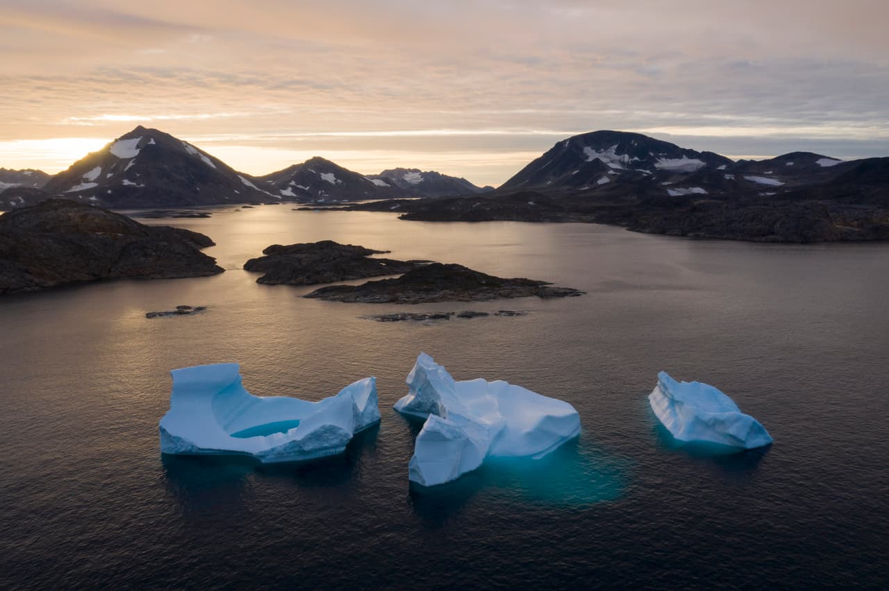 <b>La naturaleza y la acción humana tienen la culpa. </b>El oceanógrafo de la NASA, Josh Willis, quien trabaja en la isla, asegura que el fenómeno se debe a cambios introducidos en el clima por la mano del hombre y extraños patrones naturales. Wills indica que los glaciares se retraen naturalmente en verano, aunque no al ritmo que han estado observando este año.
<br>