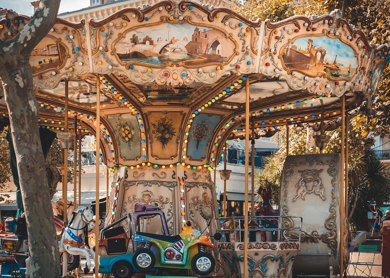 <b>4.</b> 
<a href="https://www.facebook.com/events/romeoville-recreation-center/romeofest-2019/359049708105121/"><u>‘RomeoFest’</u></a> de Romeoville es un evento familiar que consiste de una variedad de entretenimiento para todas las edades. Habrá comida, carnaval, bingo, actividades para niños pequeños, fuegos artificiales (el viernes y el domingo) y torneos de softball. El festival comienza el viernes 2 de agosto y termina el domingo 4 de agosto.