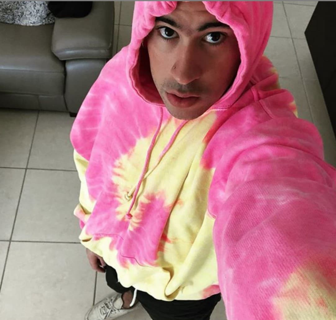 ¿Y qué decir de Bad Bunny? 
<b>Él tiene toda una colección de este tipo de suéteres</b> que incluye colores vistozos como este.
<br>