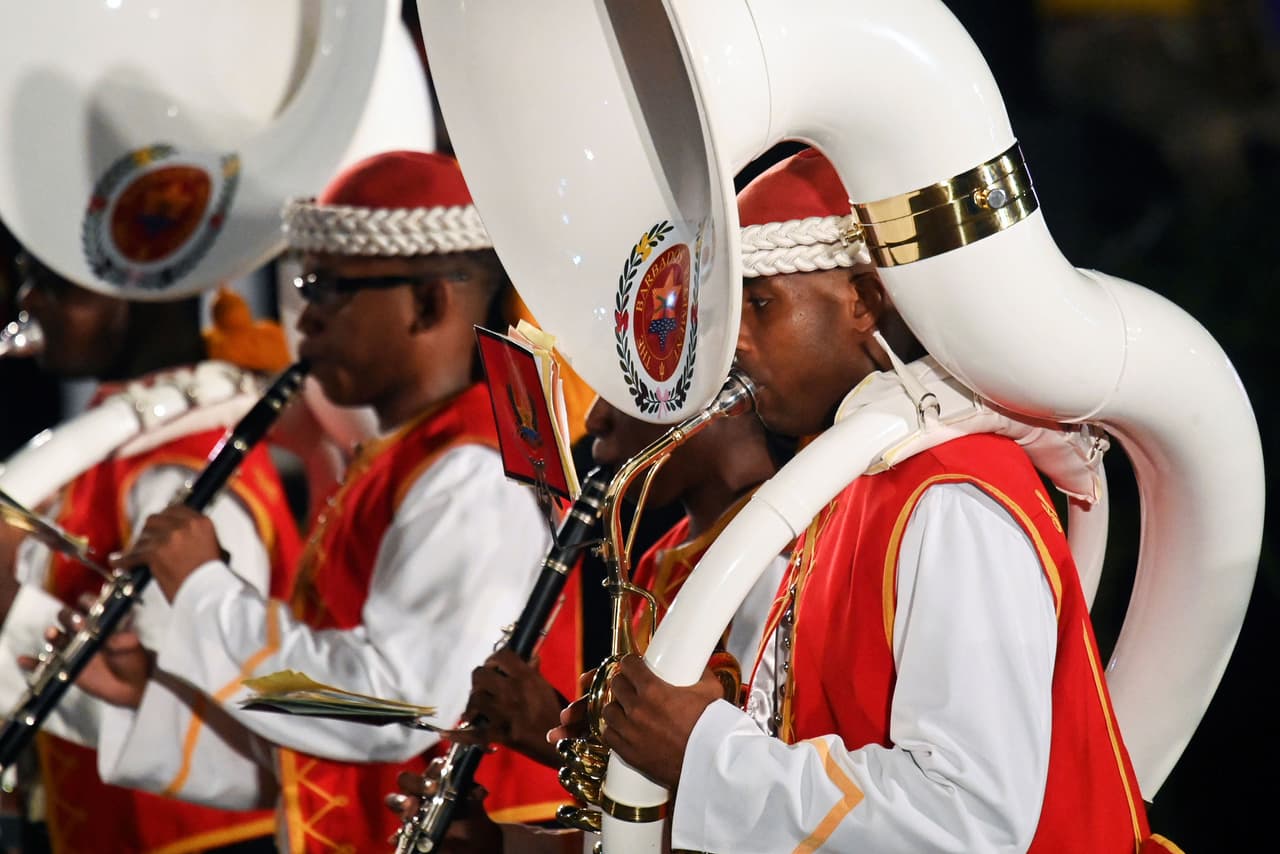 Fuegos artificiales salpicaron el cielo a la medianoche del martes, justo en el momento que Barbados se convirtió oficialmente en una república. 
<br>
<br>Había pantallas instaladas en toda la isla para que la gente pudiera ver el evento, que contó con una orquesta con más de 100 músicos y numerosos cantantes, poetas y bailarines.
<br>