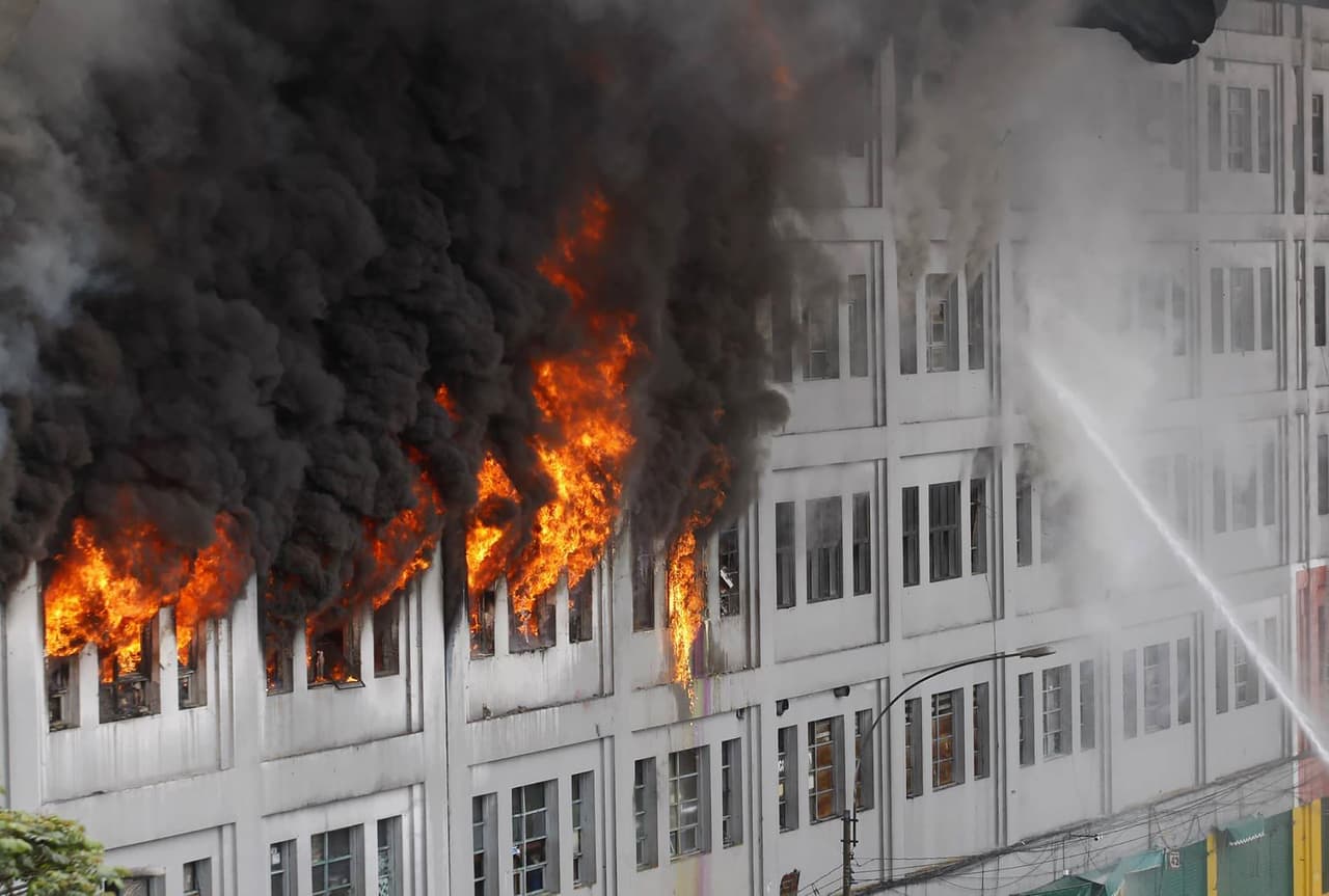 Los bomberos no pudieron acceder a la parte alta del edificio, que originalmente era una fábrica, pero se adaptó como una galería comercial informal.