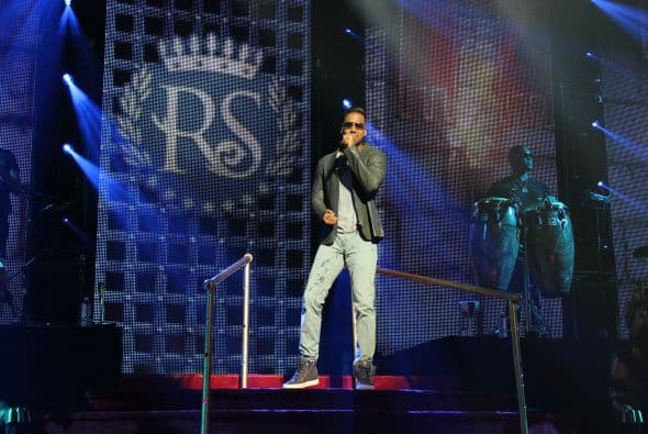 El Rey de la Bachata tuvo casa llena en el Toyota Center este miércoles, ve aquí las mejores imágenes de la noche.