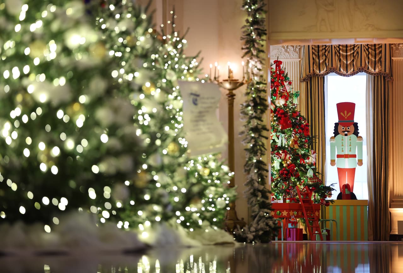 Cientos de diseñadores y decoradores voluntarios pasaron la semana pasada haciendo el trabajo de transformar la mansión ejecutiva.
<br>