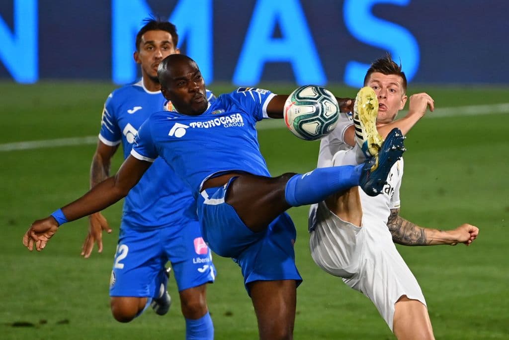 Toni Kroos busca el balón en al aire con el camerués Allan Nyom, quien termina cometiendo falta sobre el jugador del Madrid.