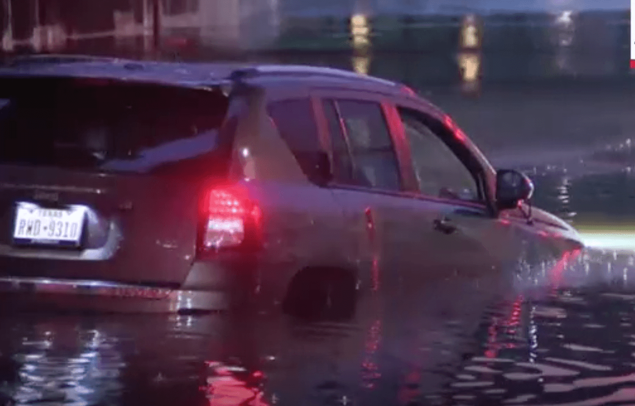 Caen 15 pulgadas de lluvia en 24 horas: fuertes lluvias provocan caos en vecindarios al norte de Texas