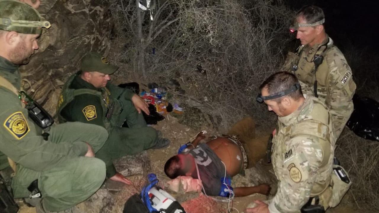 Agentes fronterizos encuentran inconsciente a un hombre de Guatemala de 50 años, después de que el y otro inmigrante llamaron al 9-1-1 para ser rescatados del desierto en el sector Tucson.