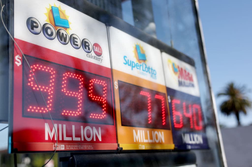 Precisamente en Los Ángeles se vendió el boleto ganador del
<b><a href="https://www.univision.com/local/los-angeles-kmex/demanda-ganador-powerball-jose-rivera-urachi-romero-edwin-castro" target="_blank"> mayor premio de la lotería del Powerball,</a></b> ascendente a $2,040 millones. Ese sorteo, ocurrido el año pasado, todavía se comenta.