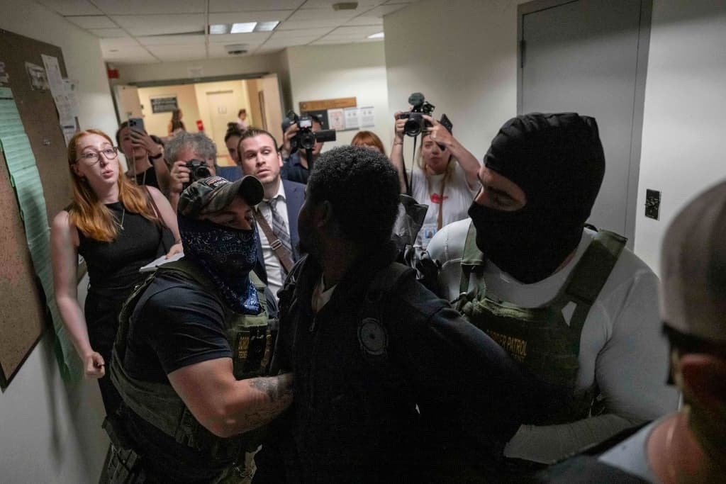 "No deberían ser arrestados sin el debido proceso": las claves de la demanda para frenar las detenciones de ICE en cortes