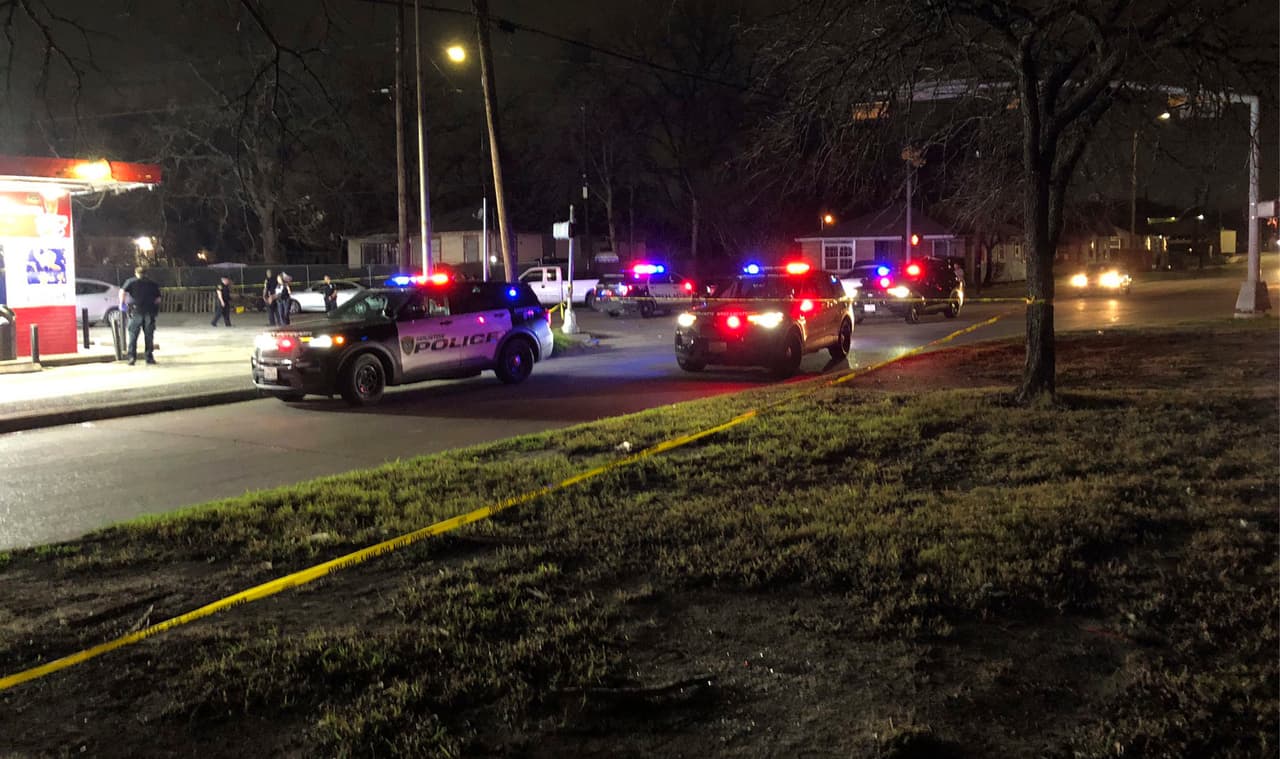 Reportan cuatro personas heridas tras tiroteo desde un auto en movimiento en Houston