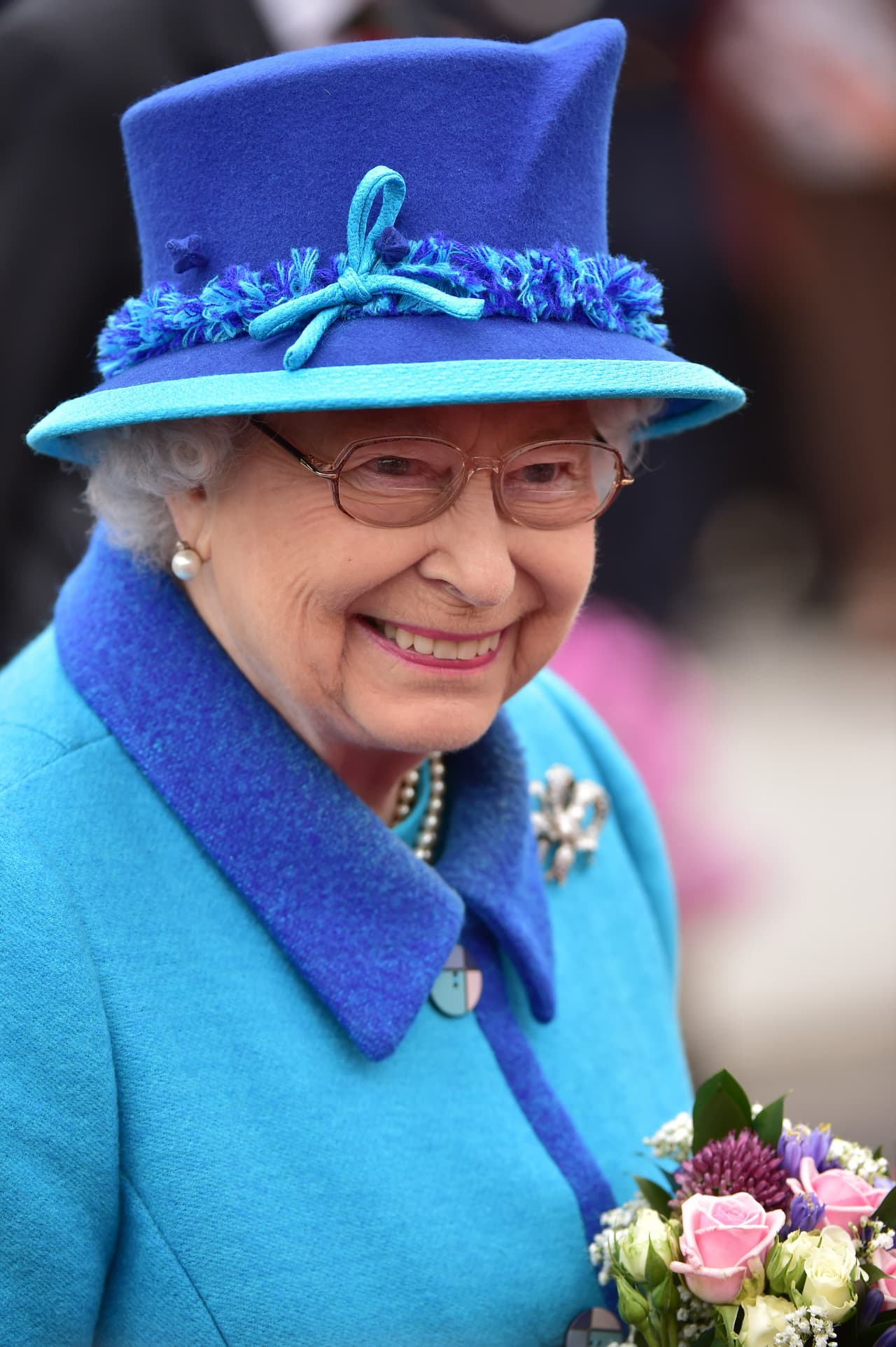 Inauguró una línea ferroviaria en Escocia, muy sonriente.