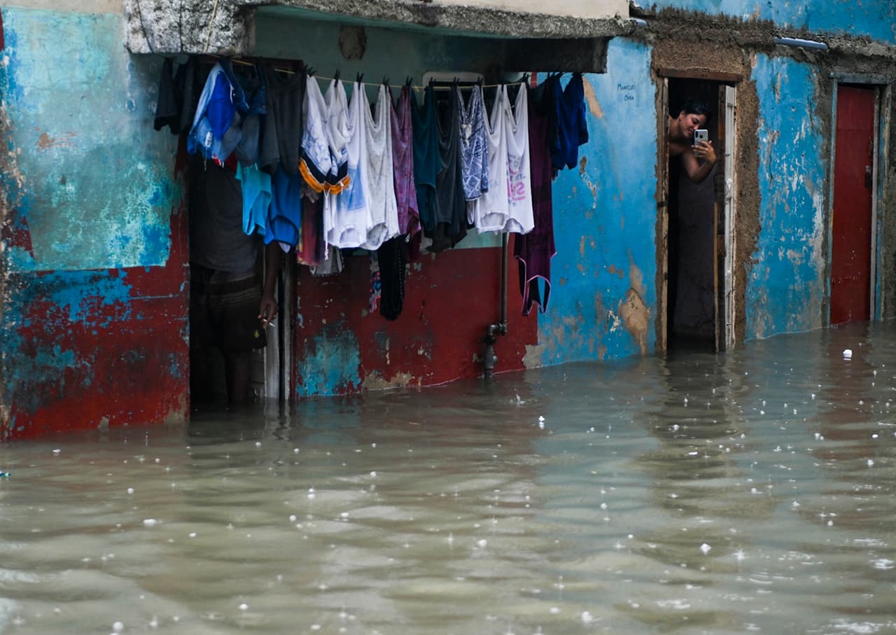 En algunos lugares de La Habana el agua se metió hasta las casas, causando daños mayores.