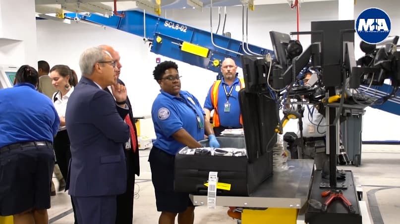 El nuevo sistema cuenta con 9 millas de esteras nuevas; 52 estaciones para la revisión del equipaje; 12 máquinas nuevas para detectar explosivos; 18,000 pies cuadrados de área de conciliación de equipaje; y 102 nuevas mesas robotizadas.