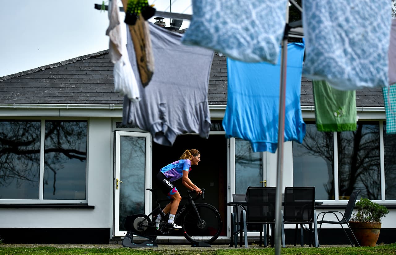 La ciclista profesional Imogen Cotter durante una sesión de entrenamiento en su casa en Clare, Irlanda.