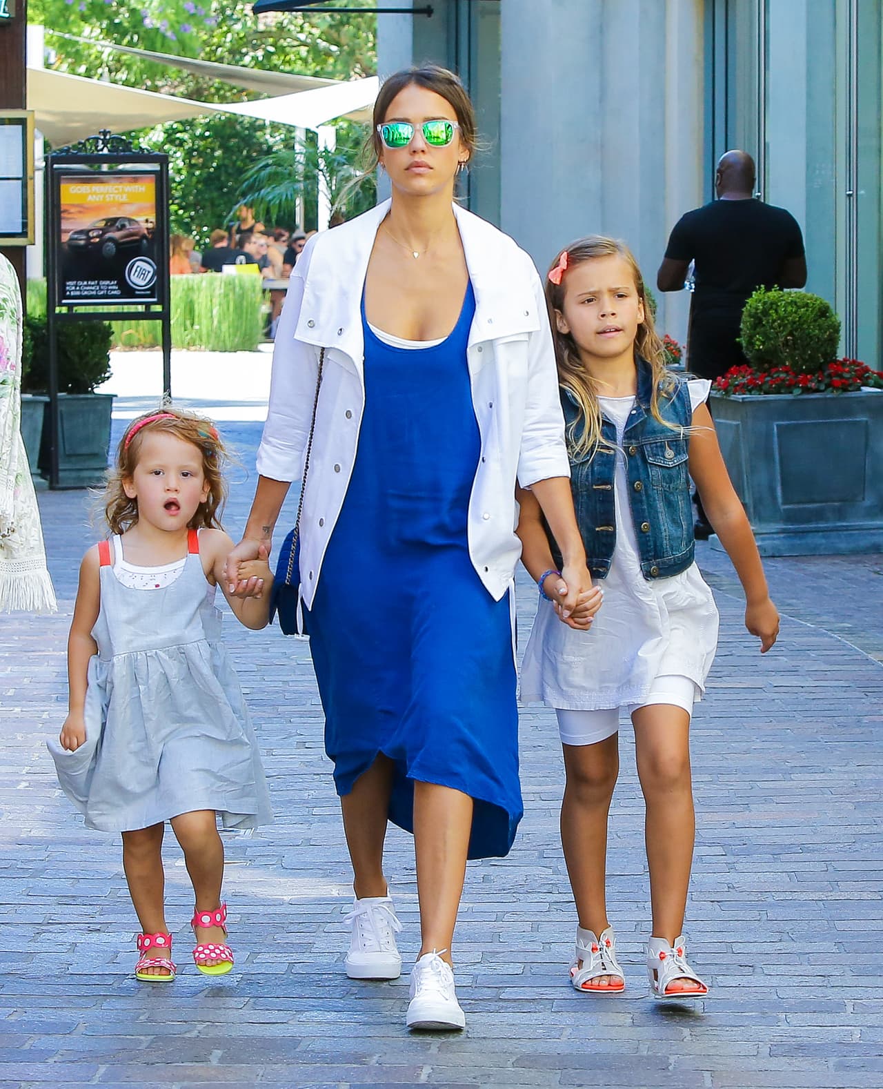 Jessica Alba mostró un atuendo totalmente relajado al pasear con sus pequeñas, su vestido lo combino con una chamarra. El mejor accesorio sus lentes estilo ´piloto´ muy ad hoc con sus tenis.