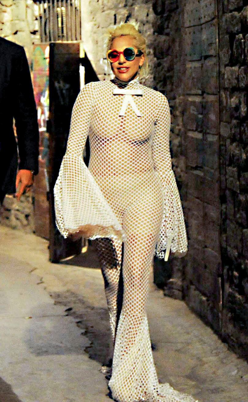 Lady Gaga en una enredadera, no nos hagas esto Gaga. Sin duda, es de las peores vestidas.