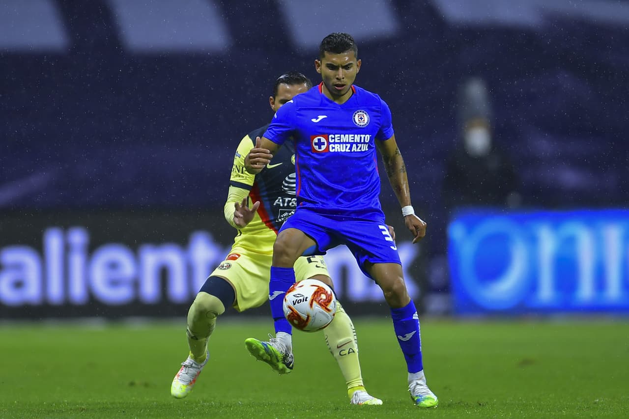 La Máquina empieza a comandar el encuentro y el América se defiende con 11 jugadores en su mitad de campo.