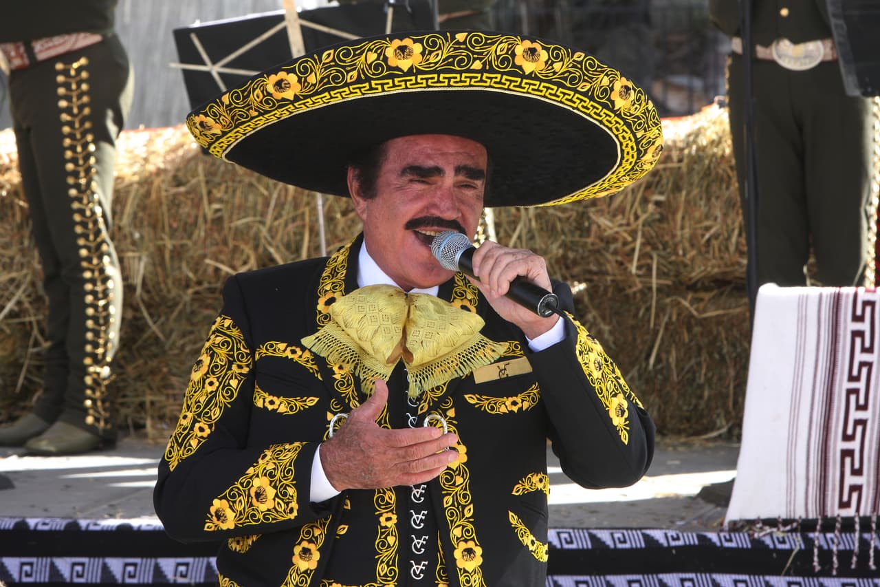 Todos hemos cantado alguna vez 'Volver, volver', pues ese éxito viene desde 1972 y después llegaron los temas 'Las llaves de mi alma' y 'Que te vaya bonito'.