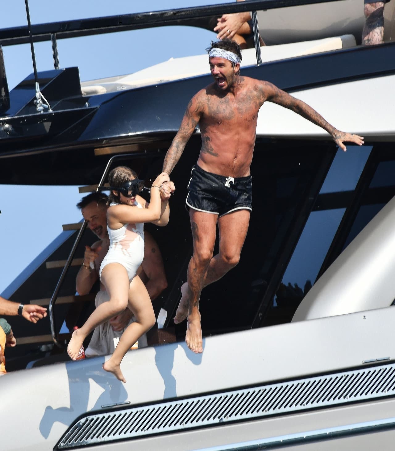 Y luego, con cara de susto, ambos saltaron al agua.