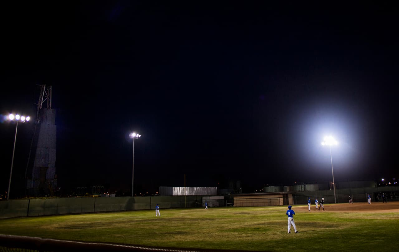 Todo esta contaminación que sale de los tubos de escape de los camiones, los buques del puerto, los autos, las chimeneas de las refinerías o las fugas de los pozos de extracción tienen un nexo en común: el petróleo.