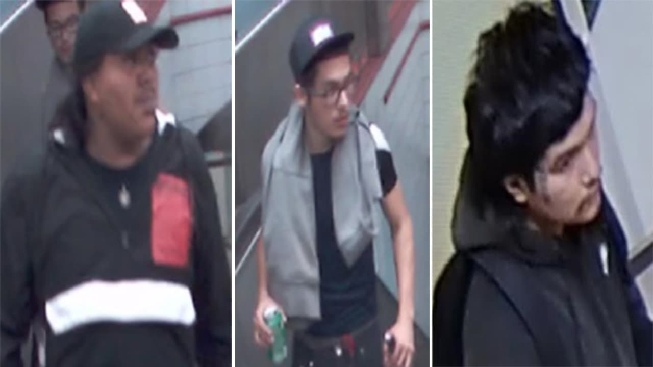 Los sospechosos, descritos como hombres hispanos de entre 18 y 25 años, asaltaron a una persona a punta de pistola.