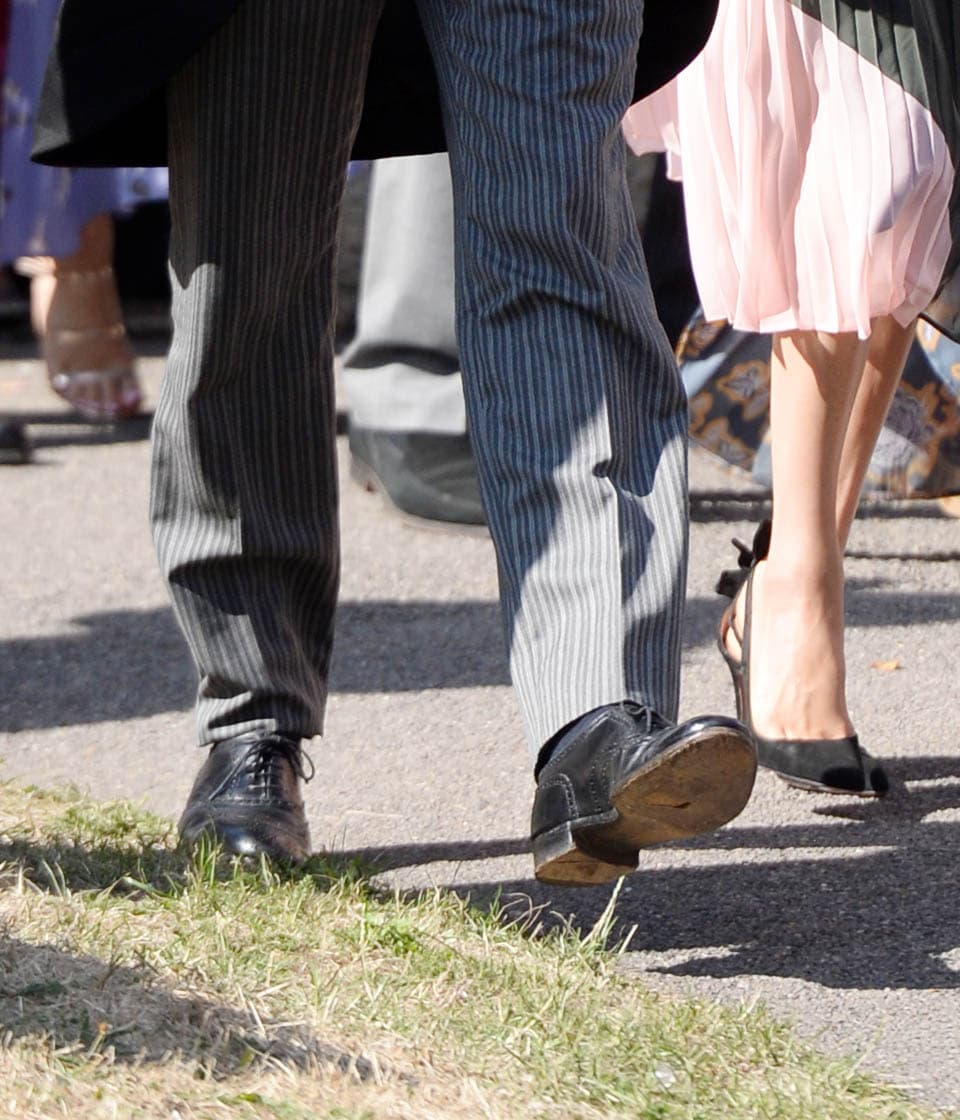En esta imagen, captada en agosto de 2018 durante la boda de su amigo Charlie van Straubenzee con Daisy Jenks, se observa más a detalle el hueco en su calzado