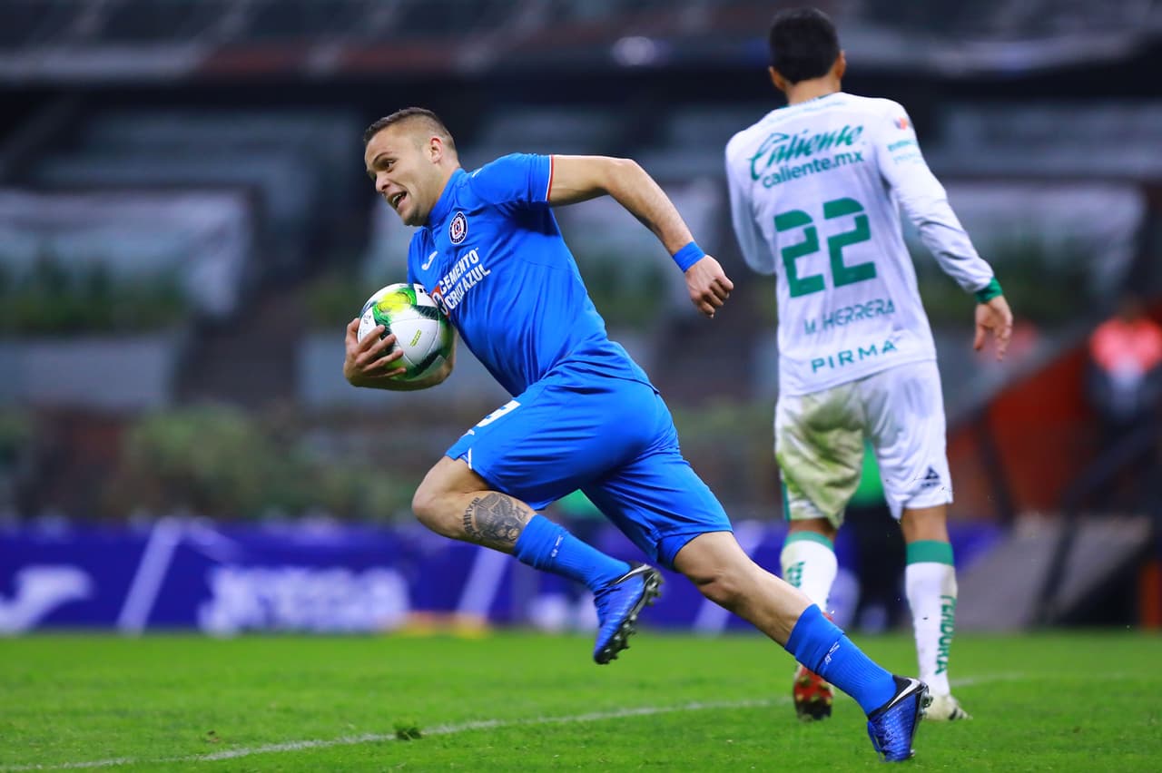 La urgencia, la prisa de los jugadores Cementeros era evidente, querían al menos alcanzar el empate y por eso el tiempo corria a prisa.