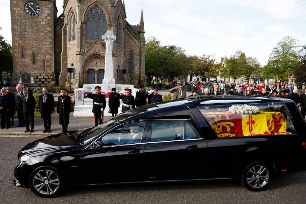 El primer pueblo que atravesó fue Ballaster, donde sus pobladores estaban acostumbrados a toparse con la reina y el resto de la familia real en sus tradicionales vacaciones de verano en Balmoral.