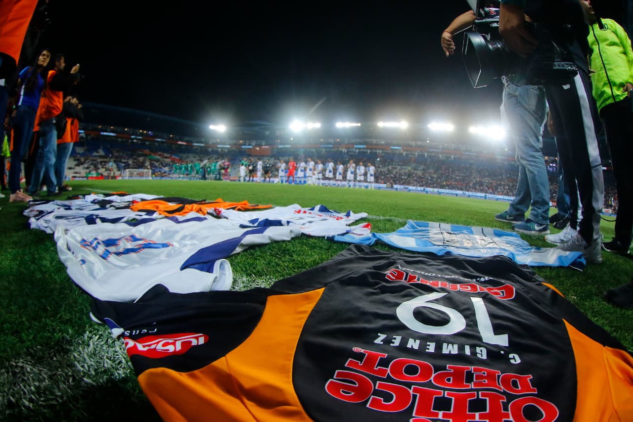 La directiva del conjunto hidalguense mostró algunas de las playeras que ocupó el mediocampista y los jugadores iniciales de los Tuzos se las pusieron para la foto grupal.