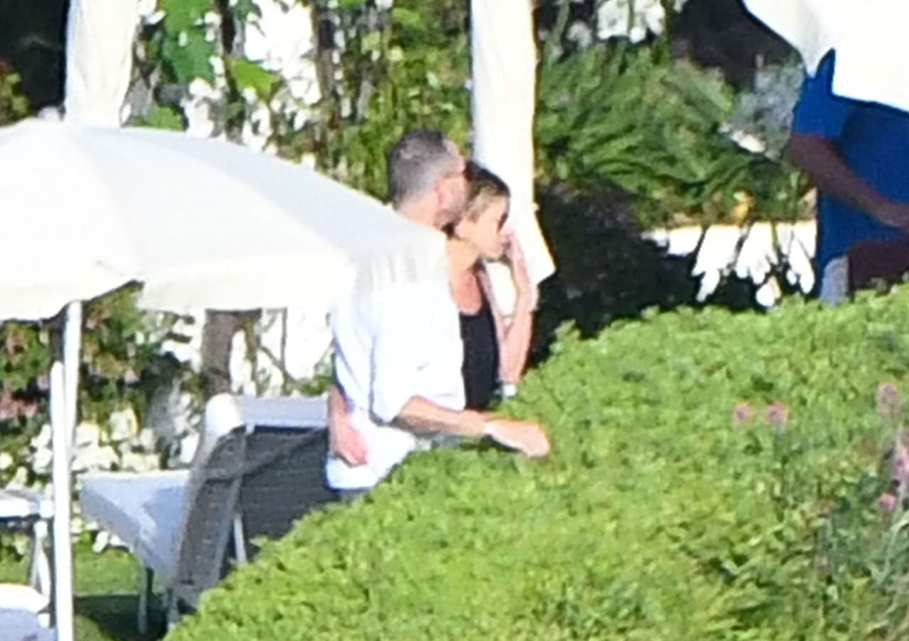 Pero Jen no viajó con su esposo.