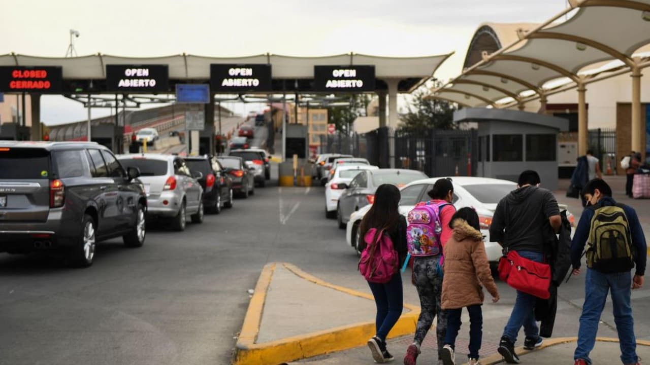 En un minuto: EEUU pedirá comprobante de vacunación completa a extranjeros que entren por tierra