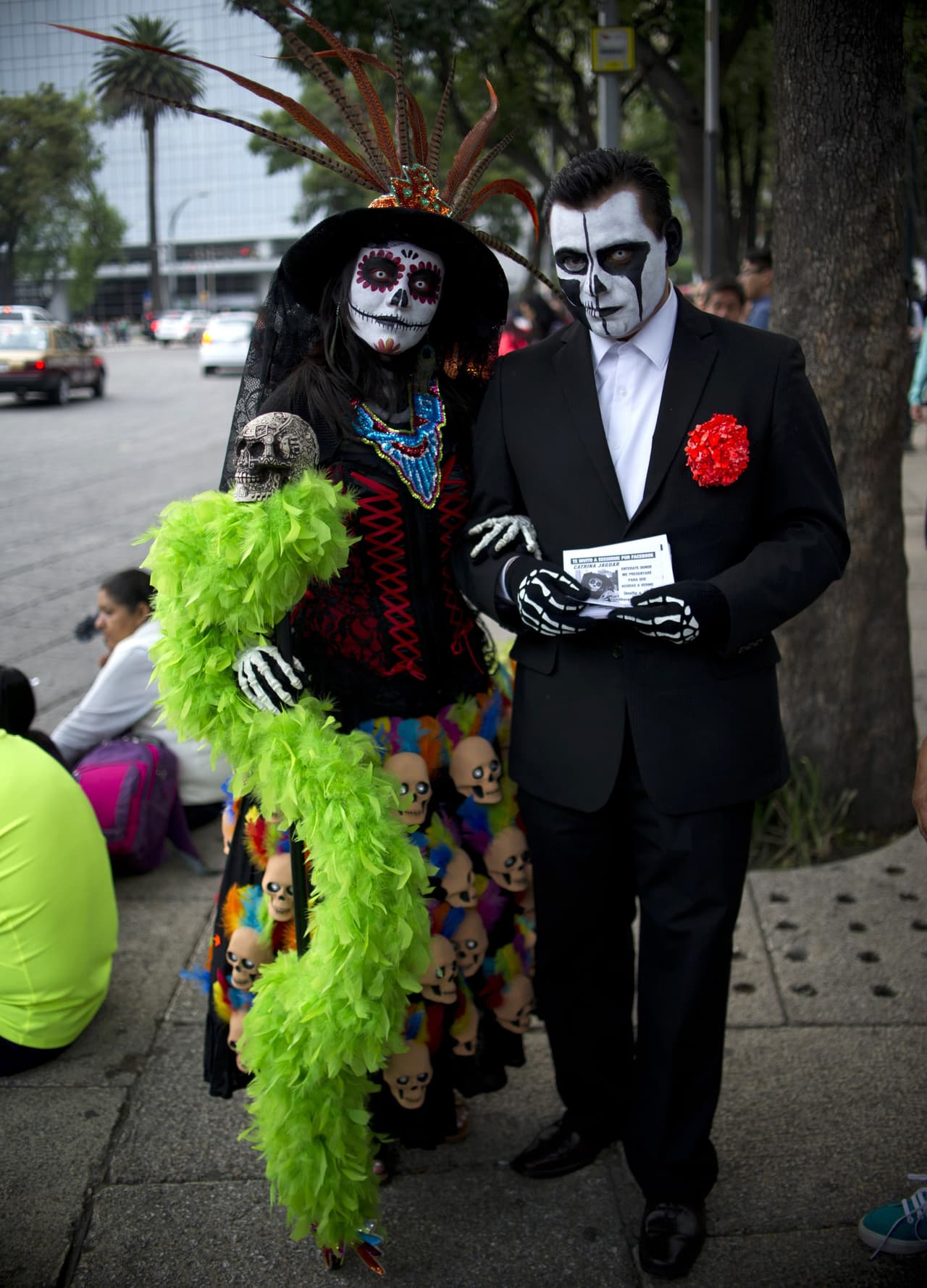 Los disfraces tienen su origen en la fiesta de Halloween. El 'trick or treat' se sustituye por la 'Calaverita'.