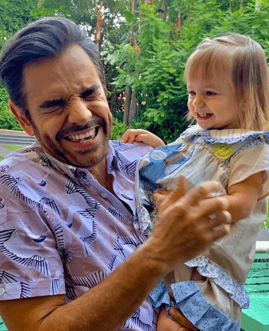 Mientras tanto, Eugenio Derbez publicó una divertida fotografía junto a Kailani con la siguiente dedicatoria:
<b>"Dos años de ser abuelo de esta muñeca!!! Feliz cumpleaños Kai. Te amamos."</b>