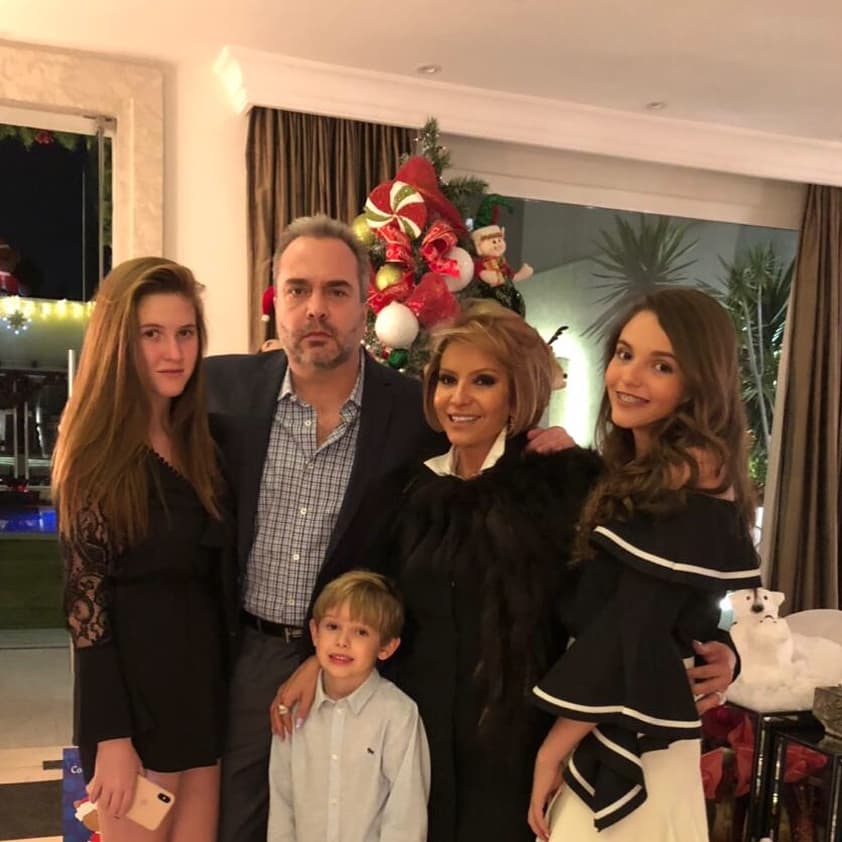 El periodista Moises Casab dio a conocer que Castro acondicionó su lujosa casa poco a poco, y que para ello utilizó los detalles, objetos y obras de arte que adquirió durante sus viajes. 
<br>