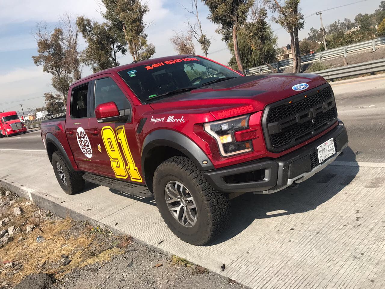 Y no todo fue autos deportivos, también hubo una que otra pick up como esta
<b> Ford Raptor </b>que tampoco es común verla rodando en estas ciudades.