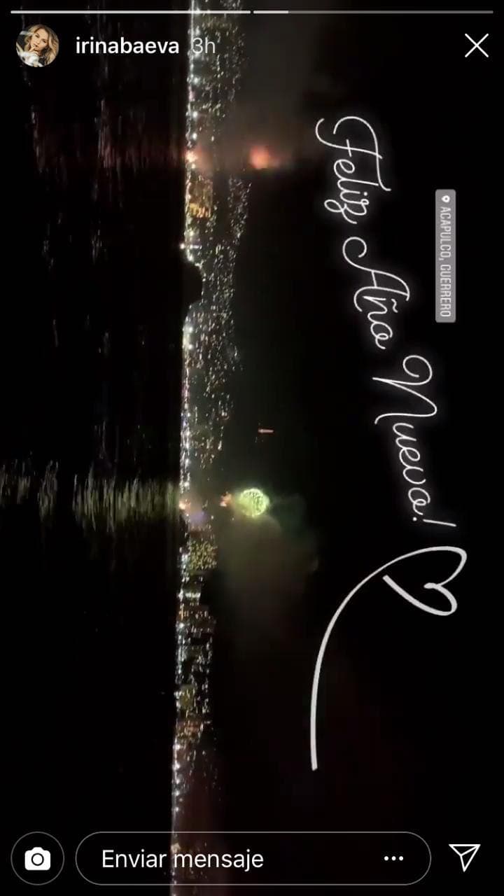 En los primeros segundos de 2019 la pareja de actores disfrutó de fuegos artificiales en el puerto mexicano.