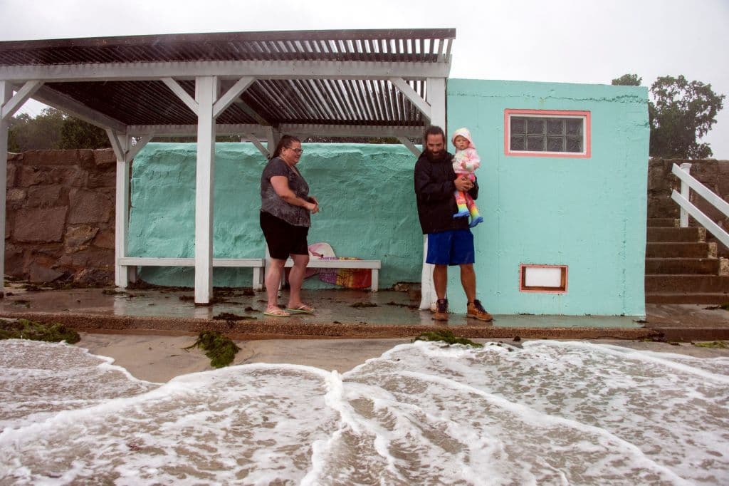 Horas previas a tocar tierra Henri se degradó a tormenta tropical, pero entró por Westerly, Rhode Island, con vientos de unas 60 millas por hora (95 kmph), a pesar de lo cual hasta el momento ha habido pocos reportes de daños graves a causa del oleaje y las marejadas, pero las autoridades advierten que persiste el peligro de inundaciones, informó AP.