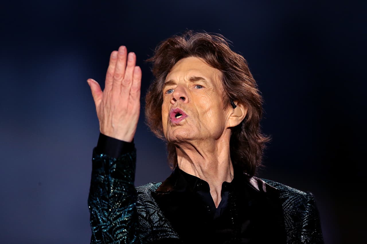 Concluyo sus estudios y decidió que mejor formaría una banda. Así fue como se convirtió en el líder de los Rolling Stone.