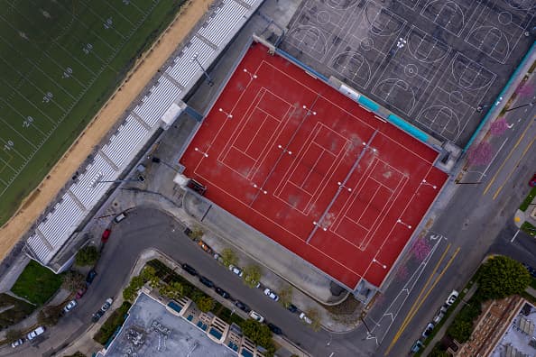 Tras la medida de 
<a href="https://www.univision.com/local/los-angeles-kmex/las-escuelas-de-california-no-abriran-antes-del-fin-del-ano-escolar-gavin-newson">cierre de las escuelas del Distrito Escolar de Los Ángeles</a>, así de vacías lucen las canchas deportivas del complejo educativo Miguel Contreras Learning, con alrededor de 2,500 estudiantes en pleno centro de la ciudad.